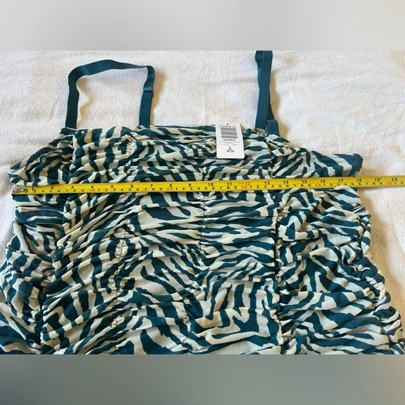 🐳 Torrid Tank - Picture 2 of 5